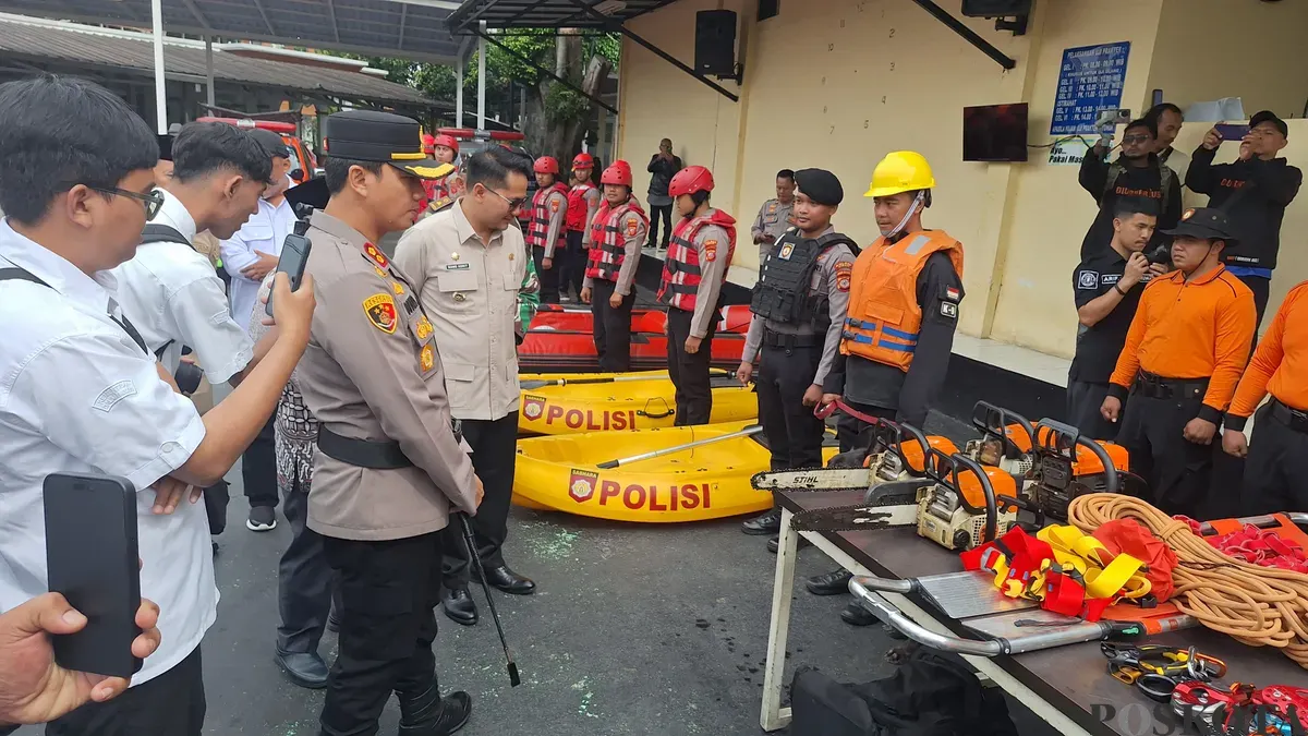 Polres Cimahi bersama unsur Forkopimda meninjau personel dan perlengkapan rescue usai Apel Siap Tanggap Darurat Bencana di Mapolres Cimahi, Rabu 5 November 2025. (Sumber: Poskota/Gatot Poedji Utomo)