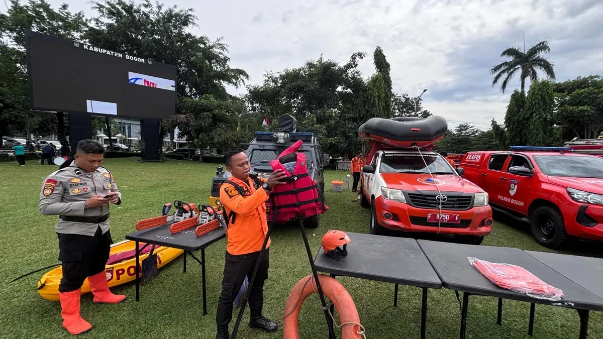 Petugas mengikuti apel siaga tanggap bencana di Lapangan Tegar Beriman, Cibinong. (Sumber: Poskota/Giffar Rivana)