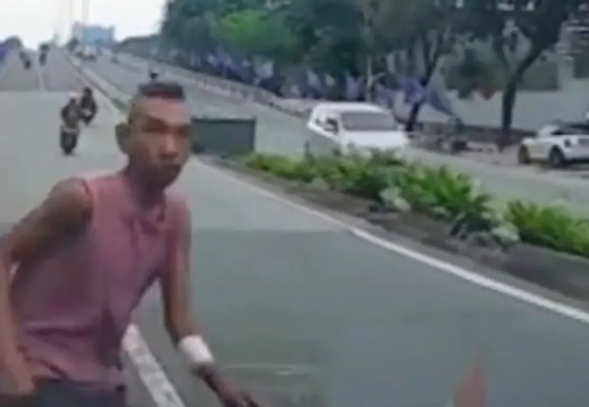 Pria di Tanah Abang yang menabrakkan diri ke mobil diduga ODGJ (Sumber: VT: Irawantorokossik)