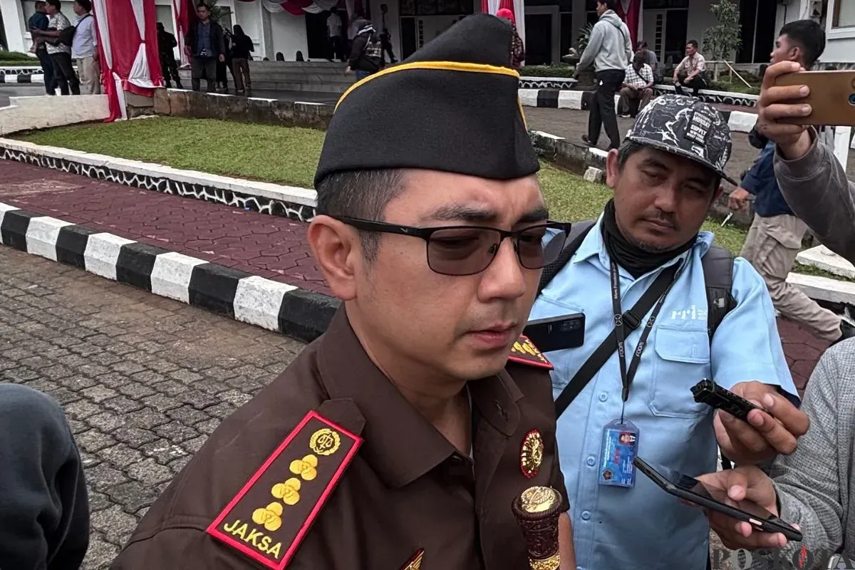 Kajari Kabupaten Bogor, Denny Achmad saat menyampaikan hukuman kerja sosial bagi pelaku tipiring, Rabu, 5 November 2025. (Sumber: Poskota/Giffar Rivana)