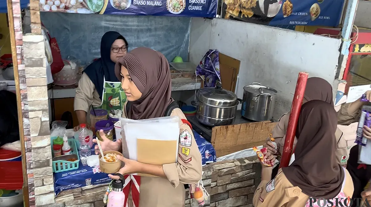 Siswa di SD Negeri 01 dan 03 Pagi, Tambora, Jakarta Barat, saat menukarkan kupon makan gratis di kantin sekolah, Rabu, 5 November 2025. (Sumber: POSKOTA | Foto: Pandi Ramedhan)