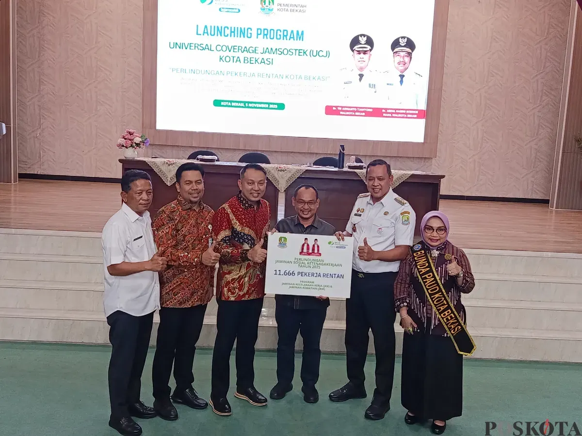 Wali Kota Bekasi Tri Adhianto bersama Ketua DPRD Bekasi dan Kepala Kanwil BPJS Jawa Barat menyerahkan simbolis bantuan program BPJS ketenagakerjaan di gedung Balai Patriot, Rabu 5 November 2025. (Sumber: Poskota/Nurpini Aulia Rapika)