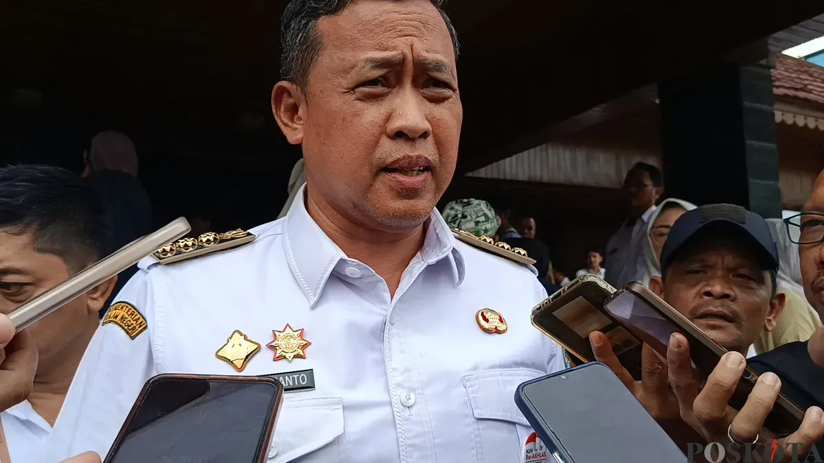 Wali Kota Bekasi Tri Adhianto perintahkan Sekretaris Daerah untuk melakukan kajian terhadap uji coba penerapan WFH bagi ASN di lingkungan pemerintah daerah. (Sumber: Poskota/Nurpini Aulia Rapika)