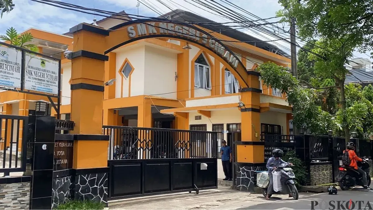 Suasana di lokasi SMKN 3 Cimahi, Jalan Permana Kelurahan Citeureup, Kecamatan Cimahi Utara, Kota Cimahi, Kamis, 6 November 2025. (Sumber: Poskota/Gatot Poedji Utomo)