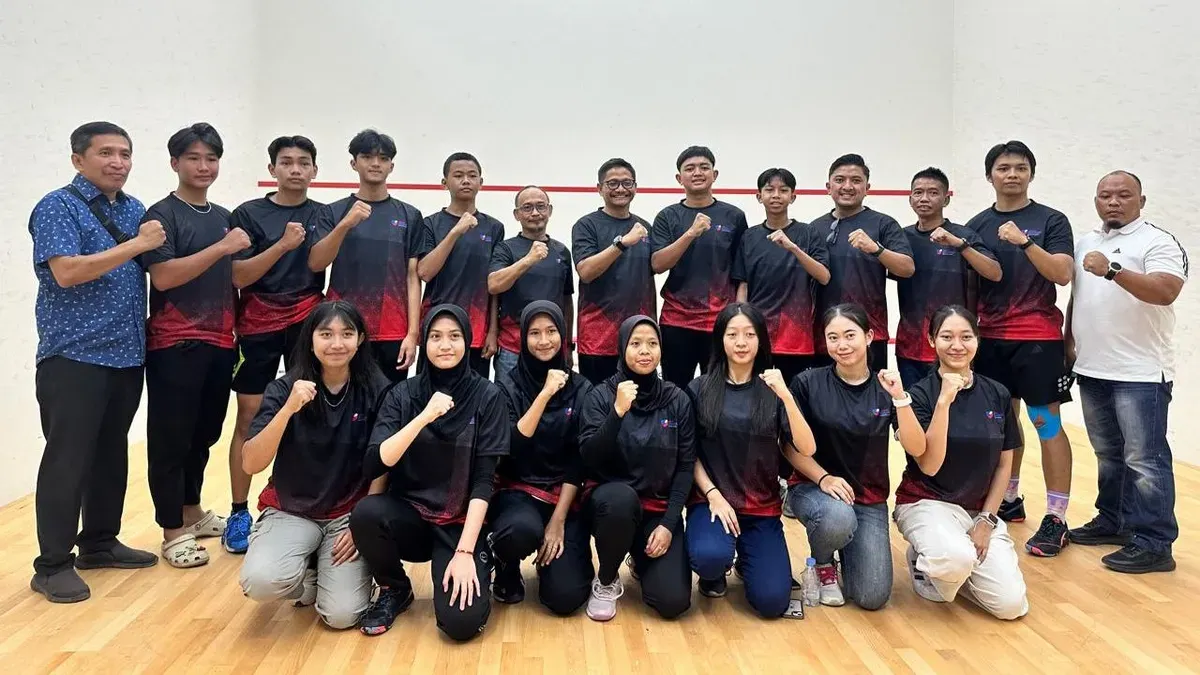 Pelatih, ofisial, dan atlet squash kontingen Kabupaten Bekasi sebelum bertanding pada babak kualifikasi Porprov Jabar 2026 di GOR Squash Wibawa Mukti Kabupaten Bekasi. (Sumber: Dok. Istimewa)
