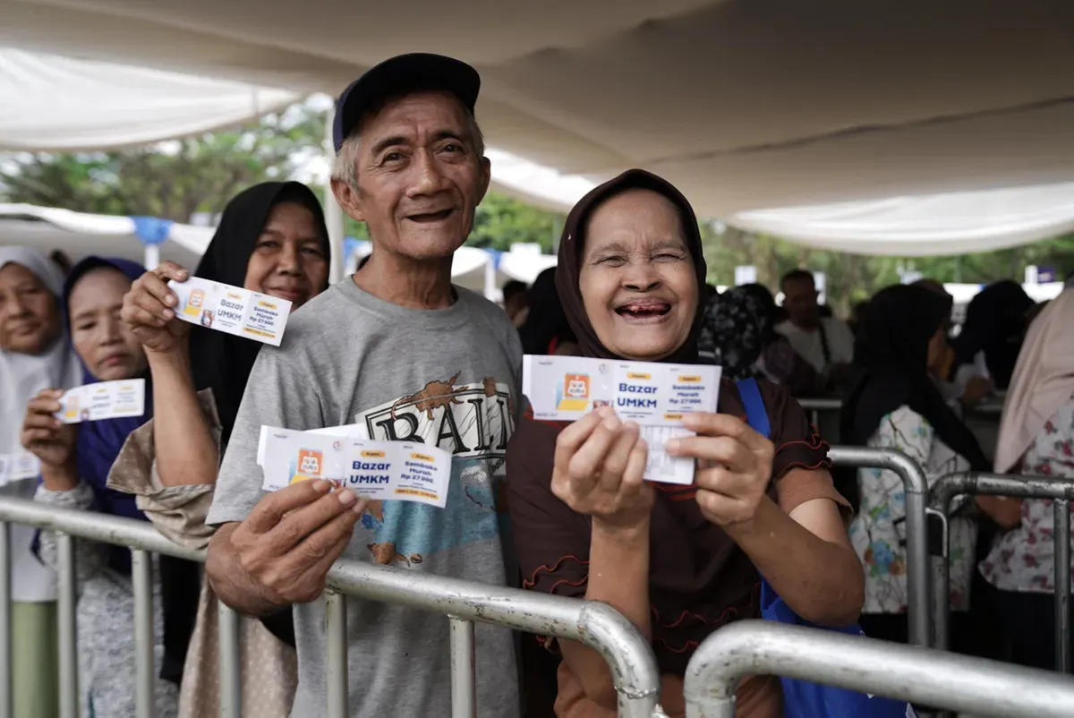 Warga menunjukkan kupon Pasar Murah Mandiri sebagai bagian dari rangkaian program Tanggung Jawab Sosial dan Lingkungan Bank Mandiri di Jakarta. (Sumber: Istimewa)