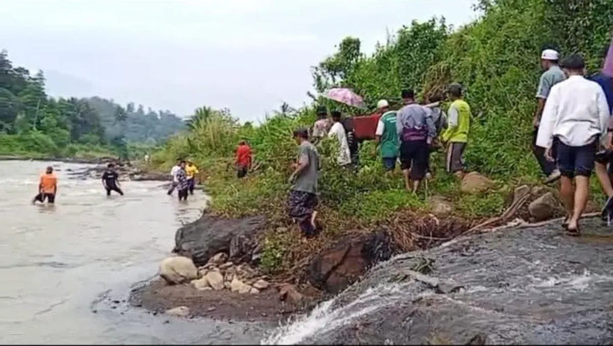 Warga menggotong jenazah melewati Sungai Cimapag di Kecamatan Tanjungsari, Kabupaten Bogor. (Sumber: Dok. Istimewa)