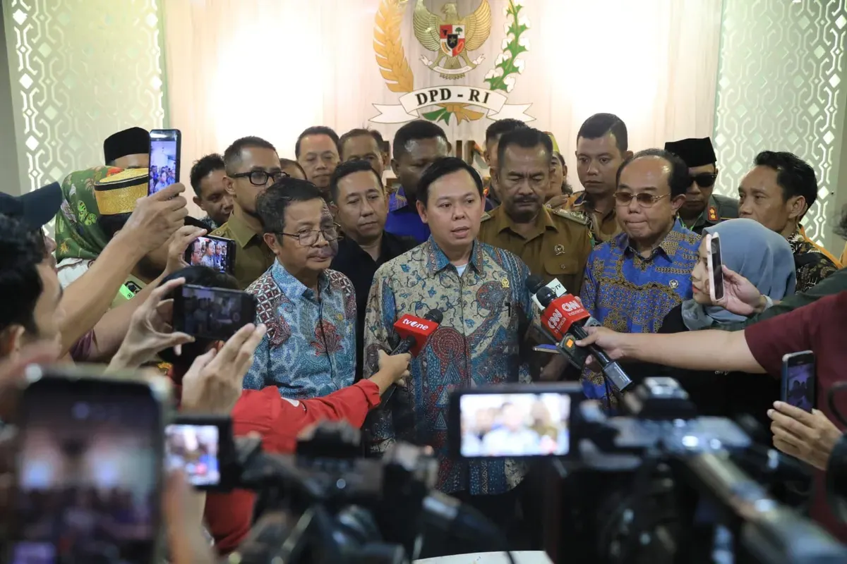 Sultan Baktiar Najamudin, Ketua DPD RI, memberikan pernyataan di kantor DPD mengenai usulan gelar Pahlawan Nasional bagi mantan presiden RI ke-2, Soeharto. (Sumber: Istimewa)