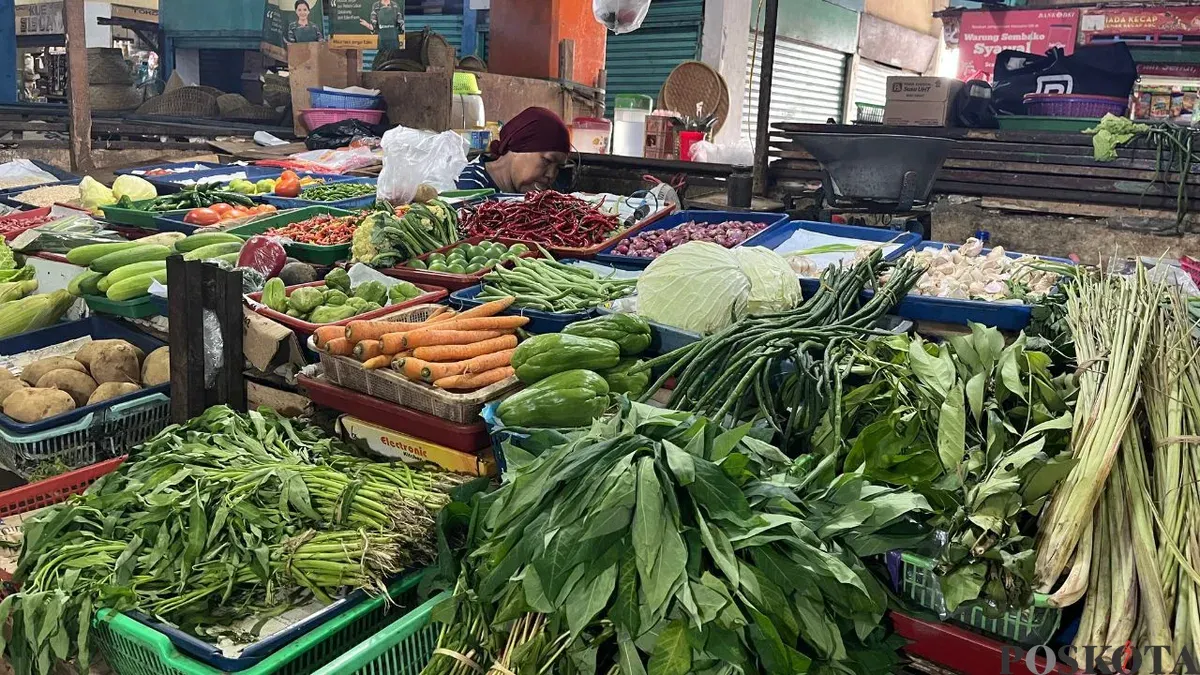 Pedagang sayur di Pasar Slipi, Garuda, Palmerah, Jakarta Barat, Kamis, 6 November 2025. (Sumber: Poskota/Pandi Ramedhan)
