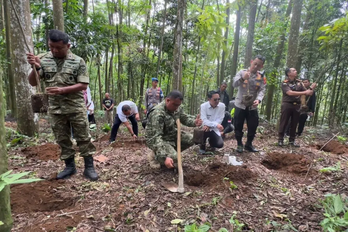 Bupati Bogor, Rudy Susmanto meninjau hutan organik di Desa Cipayung Girang, Kecamatan Megamendung, Kabupaten Bogor, Jawa Barat, Rabu, 5 November 2025. (Sumber: Dok. Pemkab Bogor)