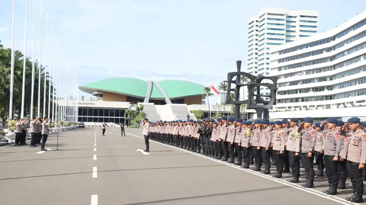 Sebanyak 1.464 personel gabungan diterjunkan untuk melayani dan mengawal aksi demo Konfederasi Kongres Aliansi Serikat Buruh Indonesia (KASBI) di depan Gedung DPR/MPR RI, Kamis, 6 November 2025. (Sumber: Polres Metro Jakarta Pusat)