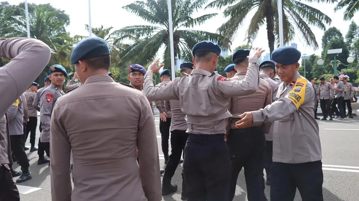 Sebanyak 1.464 personel gabungan diterjunkan untuk melayani dan mengawal unjuk rasa Konfederasi Kongres Aliansi Serikat Buruh Indonesia (KASBI) di depan Gedung DPR/MPR RI, Kamis, 6 November 2025. (Sumber: Polres Metro Jakarta Pusat)