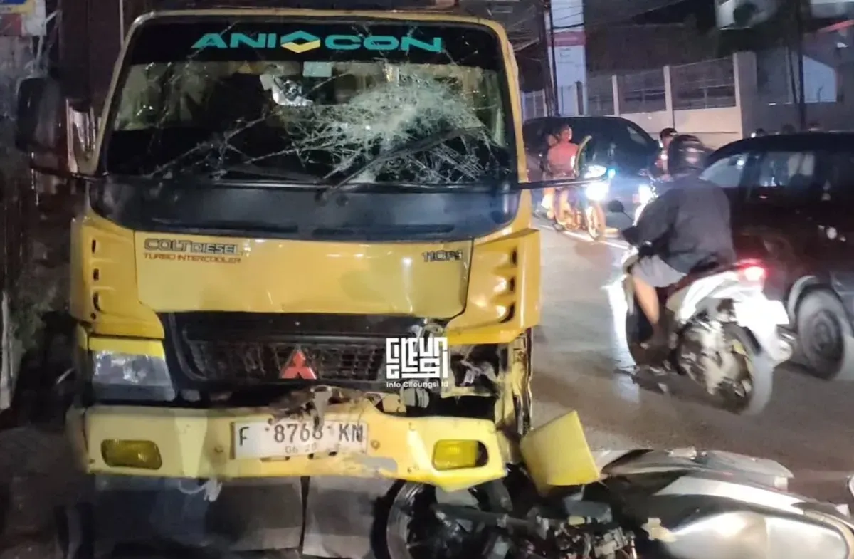 Truk colt diesel ringsek karena bertabrakan dengan motor di Jalan Raya Narogong, Cileungsi. (Sumber: Istimewa)