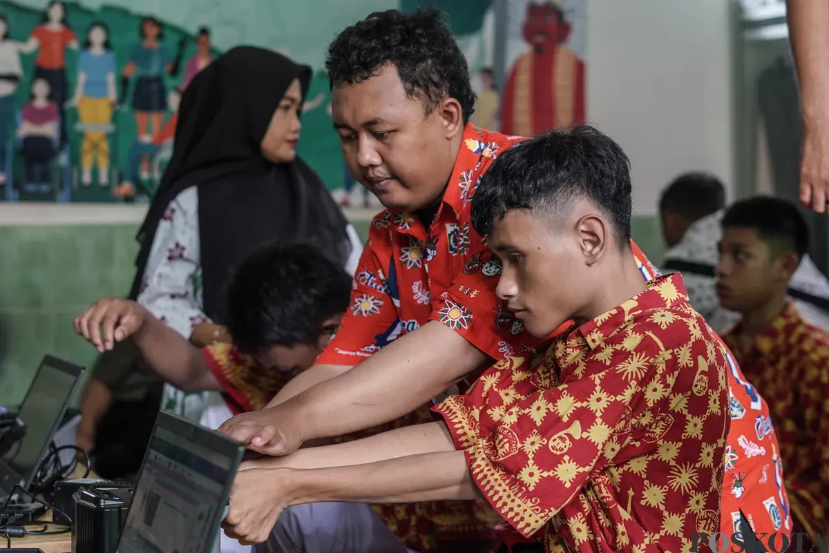 Petugas merekam data penyandang disabilitas untuk pembuatan KTP elektronik di SLB Negeri 5 Jakarta. Kamis, 6 November 2025. (Sumber: Poskota/Bilal Nugraha Ginanjar)