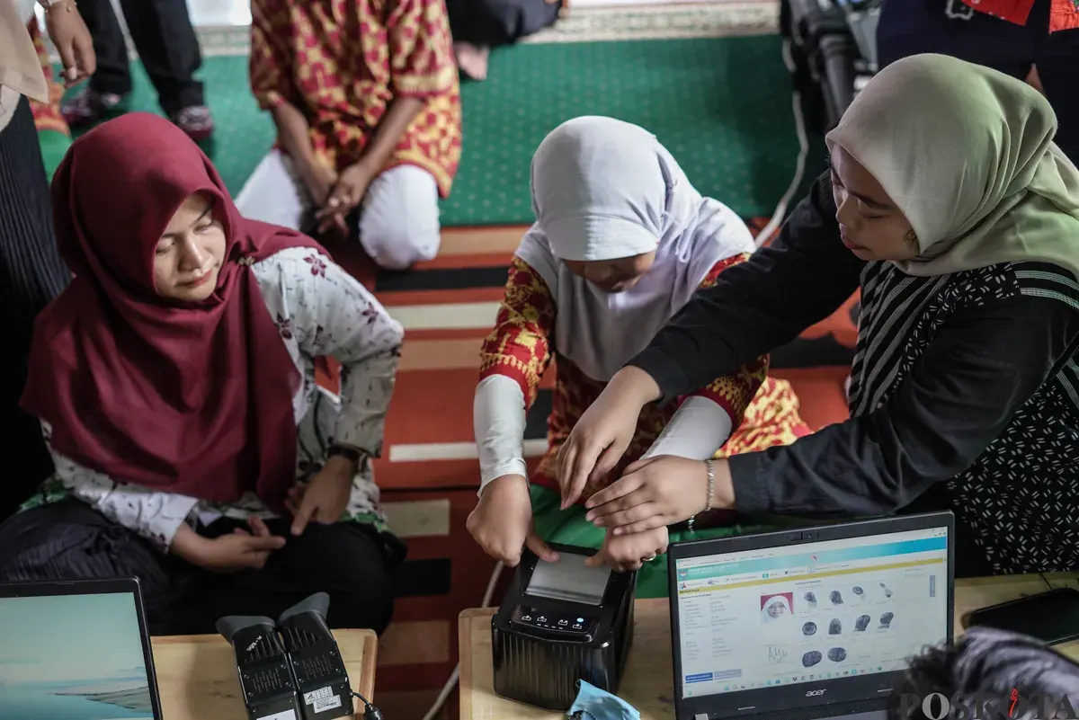 Petugas merekam data penyandang disabilitas untuk pembuatan KTP elektronik di SLB Negeri 5 Jakarta. Kamis, 6 November 2025. (Sumber: Poskota/Bilal Nugraha Ginanjar)