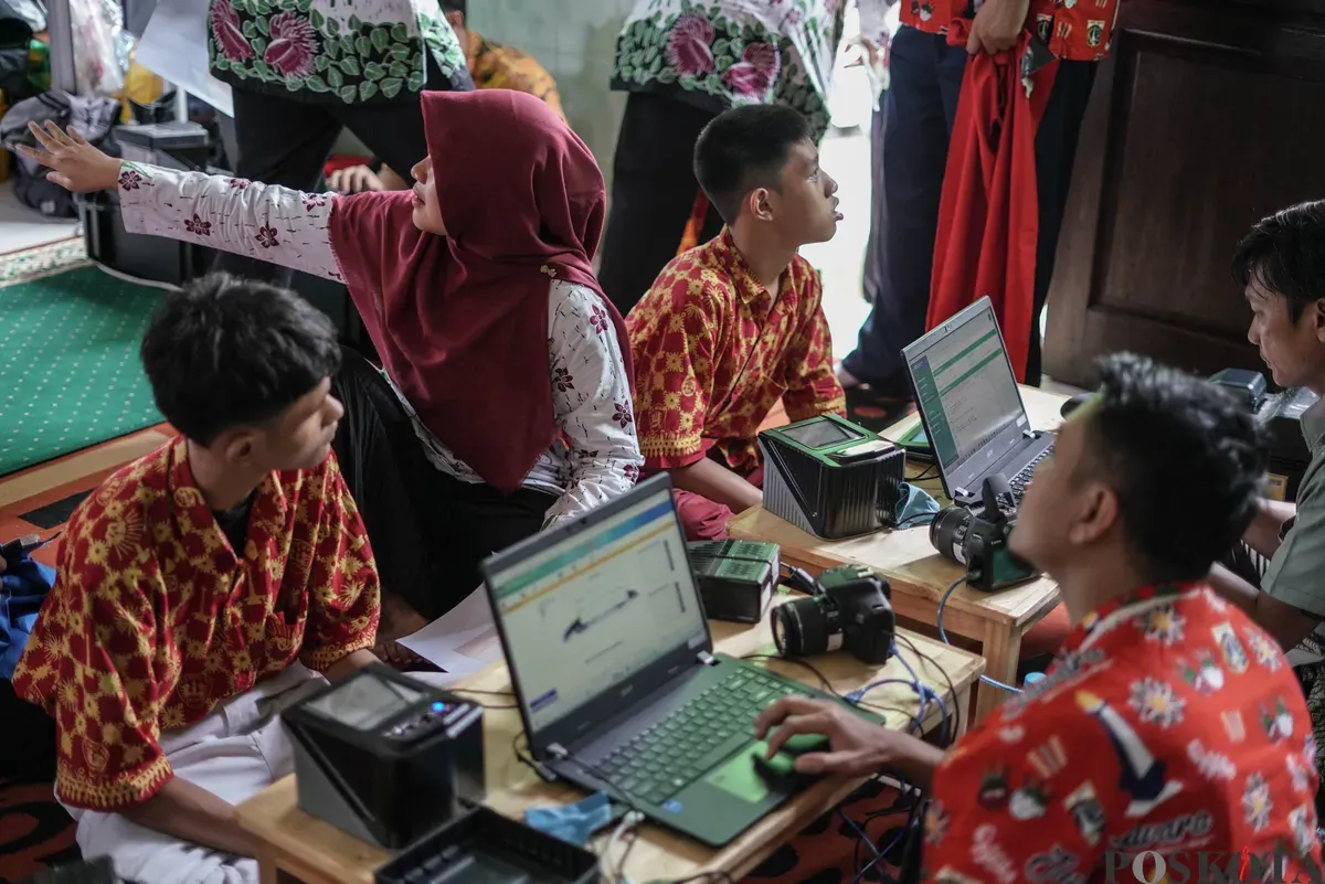 Petugas merekam data penyandang disabilitas untuk pembuatan KTP elektronik di SLB Negeri 5 Jakarta. Kamis, 6 November 2025. (Sumber: Poskota/Bilal Nugraha Ginanjar)
