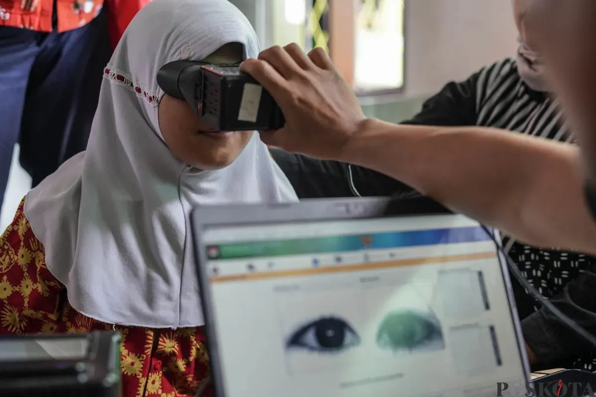Petugas merekam data penyandang disabilitas untuk pembuatan KTP elektronik di SLB Negeri 5 Jakarta. Kamis, 6 November 2025. (Sumber: Poskota/Bilal Nugraha Ginanjar)