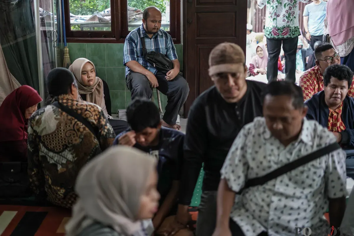 Petugas merekam data penyandang disabilitas untuk pembuatan KTP elektronik di SLB Negeri 5 Jakarta. Kamis, 6 November 2025. (Sumber: Poskota/Bilal Nugraha Ginanjar)