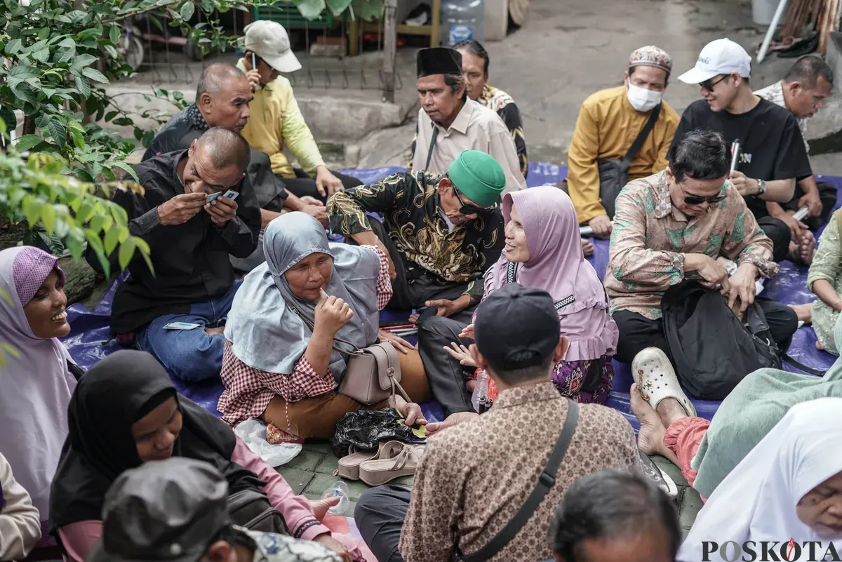 Petugas merekam data penyandang disabilitas untuk pembuatan KTP elektronik di SLB Negeri 5 Jakarta. Kamis, 6 November 2025. (Sumber: Poskota/Bilal Nugraha Ginanjar)