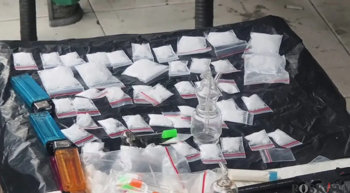 Barang bukti narkoba yang diamankan petugas gabungan dari BNN RI dan Polda Metro Jaya saat menggerebek Kampung Ambon di Cengkareng, Jakarta Barat, Kamis, 6 November 2025. (Sumber: POSKOTA | Foto: Pandi Ramedhan)