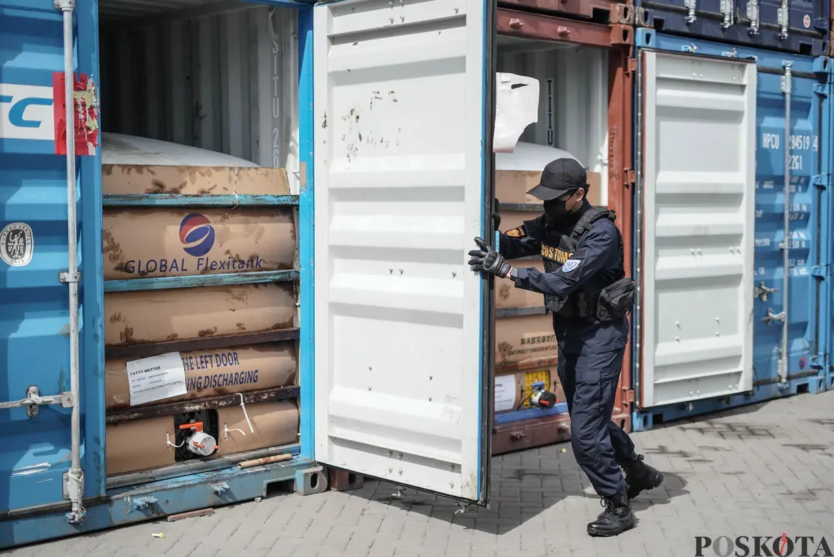 Petugas membuka kontainer yang disita terkait pelanggaran ekspor crude palm oil (CPO) di Pelabuhan Tanjung Priok, Jakarta Utara, Kamis 6 November 2025. (Sumber: Poskota/Bilal Nugraha Ginanjar)