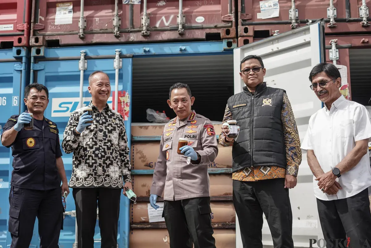 Kapolri Jenderal (Pol) Listyo Sigit Prabowo, Menteri Perindustrian Agus Gumiwang Kartasasmita, Direktur Jenderal Bea Cukai Djaka Budi Utama, dan Dirjen Pajak Bimo Wijayanto menunjukkan produk turunan CPO, di Tanjung Priok, Jakarta Utara, Kamis, 8 Oktober 2025. (Sumber: Poskota/Bilal Nugraha Ginanjar)