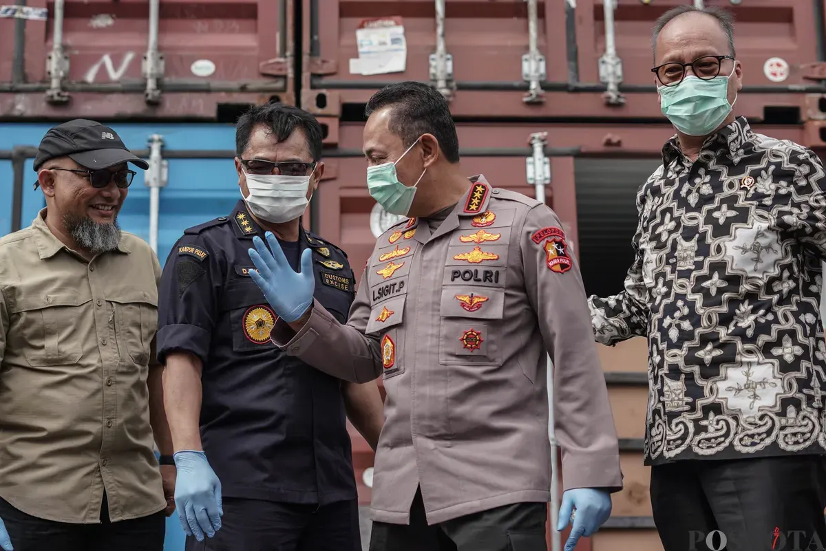 Kapolri Jenderal (Pol) Listyo Sigit Prabowo (kedua dari kanan), Menteri Perindustrian Agus Gumiwang Kartasasmita (kanan), Direktur Jenderal Bea Cukai Djaka Budi Utama (kedua kiri), dan Wakil Kepala Satgassus Optimalisasi Penerimaan Negara Novel Baswedan (kiri). (Sumber: Poskota/Bilal Nugraha Ginanjar)