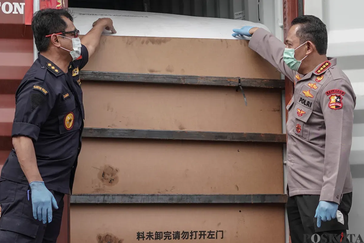 Kapolri Jenderal (Pol) Listyo Sigit Prabowo, Direktur Jenderal Bea Cukai Djaka Budi Utama meninjau produk turunan CPO di Tanjung Priok, Jakarta Utara, Kamis, 6 November 2025. (Sumber: Poskota/Bilal Nugraha Ginanjar)