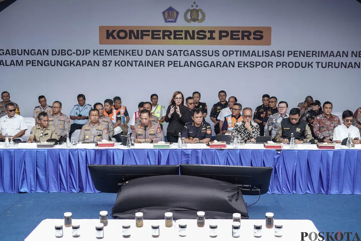 Suasana konferensi pers terkait pengungkapan pelanggaran ekspor produk turunan CPO di Tanjung Priok, Jakarta Utara, Kamis 6 November 2025. (Sumber: Poskota/Bilal Nugraha Ginanjar)