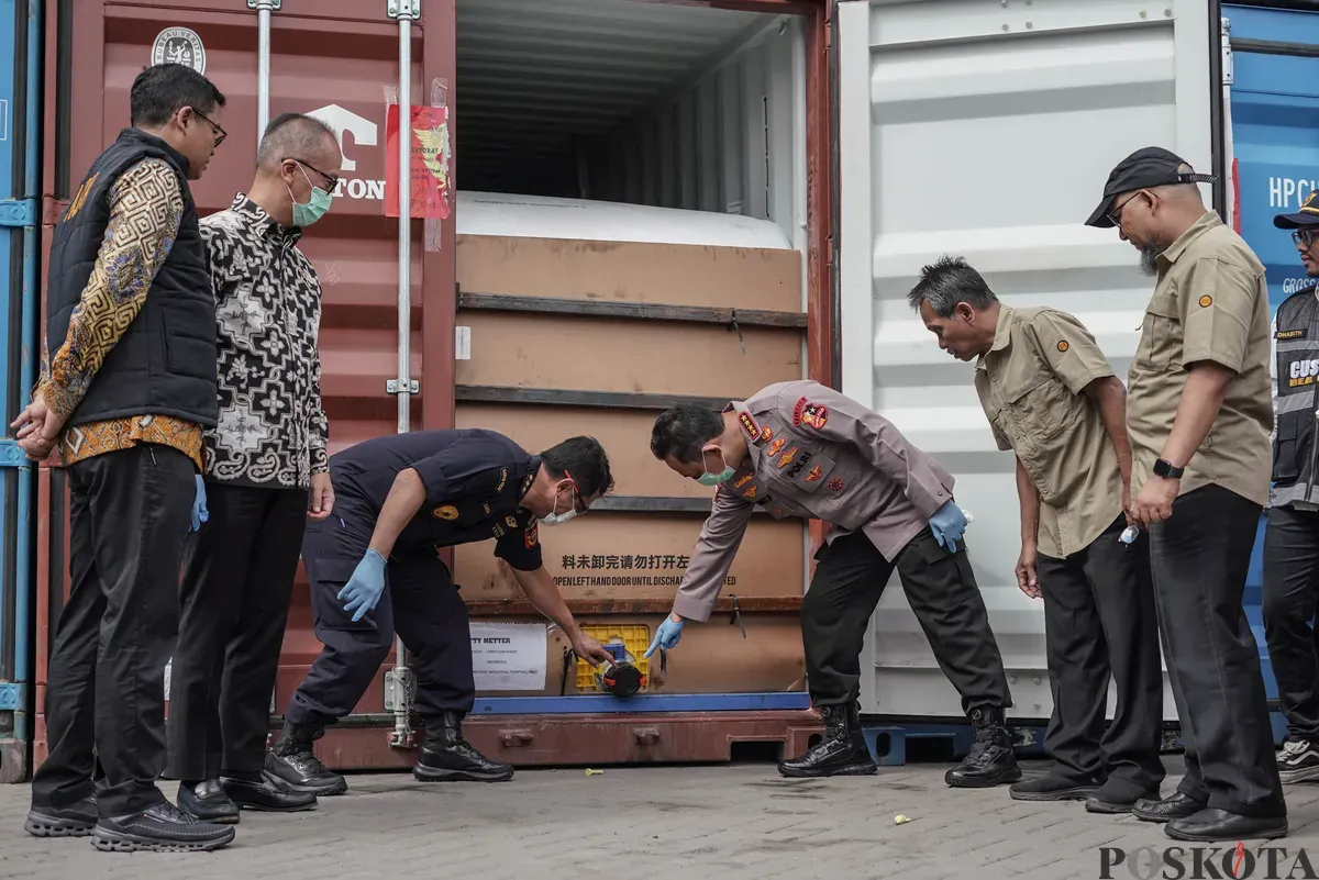 Kapolri Jenderal (Pol) Listyo Sigit Prabowo, Direktur Jenderal Bea Cukai Djaka Budi Utama meninjau produk turunan CPO di Tanjung Priok, Jakarta Utara, Kamis, 6 November 2025. (Sumber: Poskota/Bilal Nugraha Ginanjar)