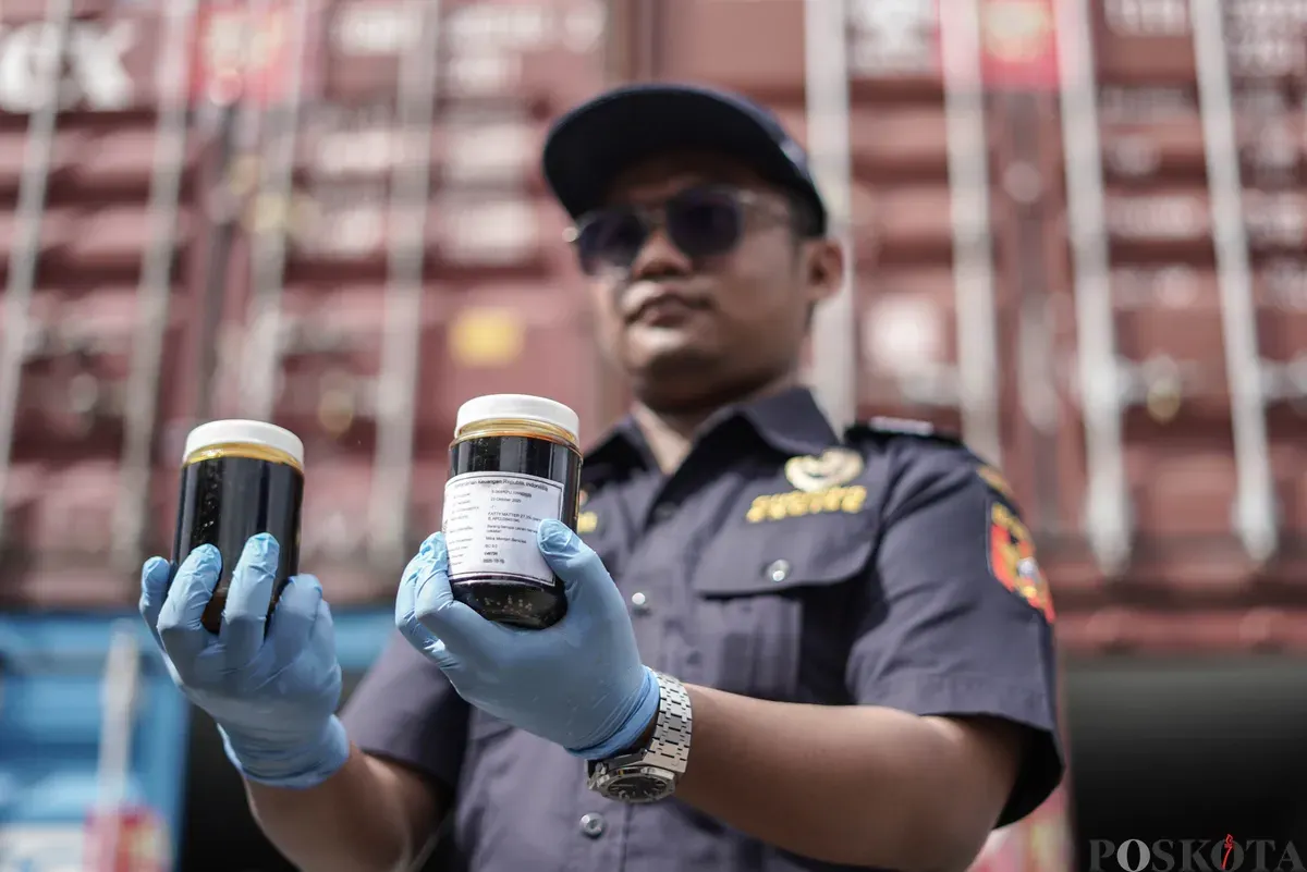 Petugas menunjukkan produk turunan CPO, di Tanjung Priok, Jakarta Utara, Kamis, 6 November 2025. (Sumber: Poskota/Bilal Nugraha Ginanjar)