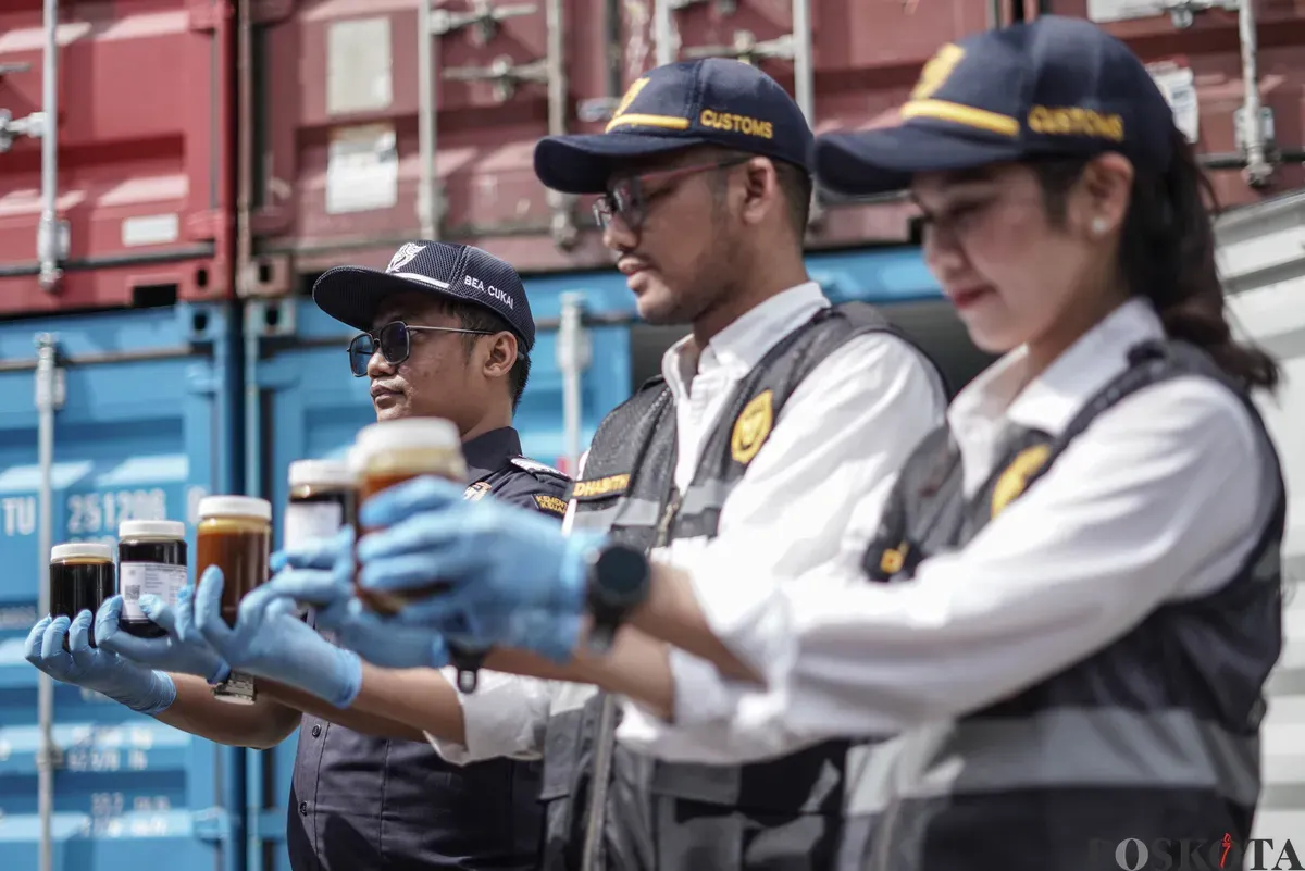 Petugas menunjukkan produk turunan CPO, di Tanjung Priok, Jakarta Utara, Kamis, 6 November 2025. (Sumber: Poskota/Bilal Nugraha Ginanjar)