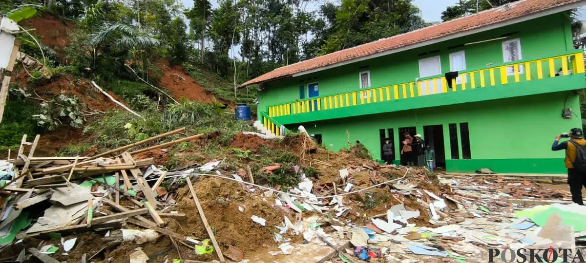 Salah satu bangunan yang rusak akibat pergeseran tanah di wilayah, Kecamatan Rongga, Kabupaten Bandung Barat. (Sumber: Poskota/Gatot Poedji Utomo)