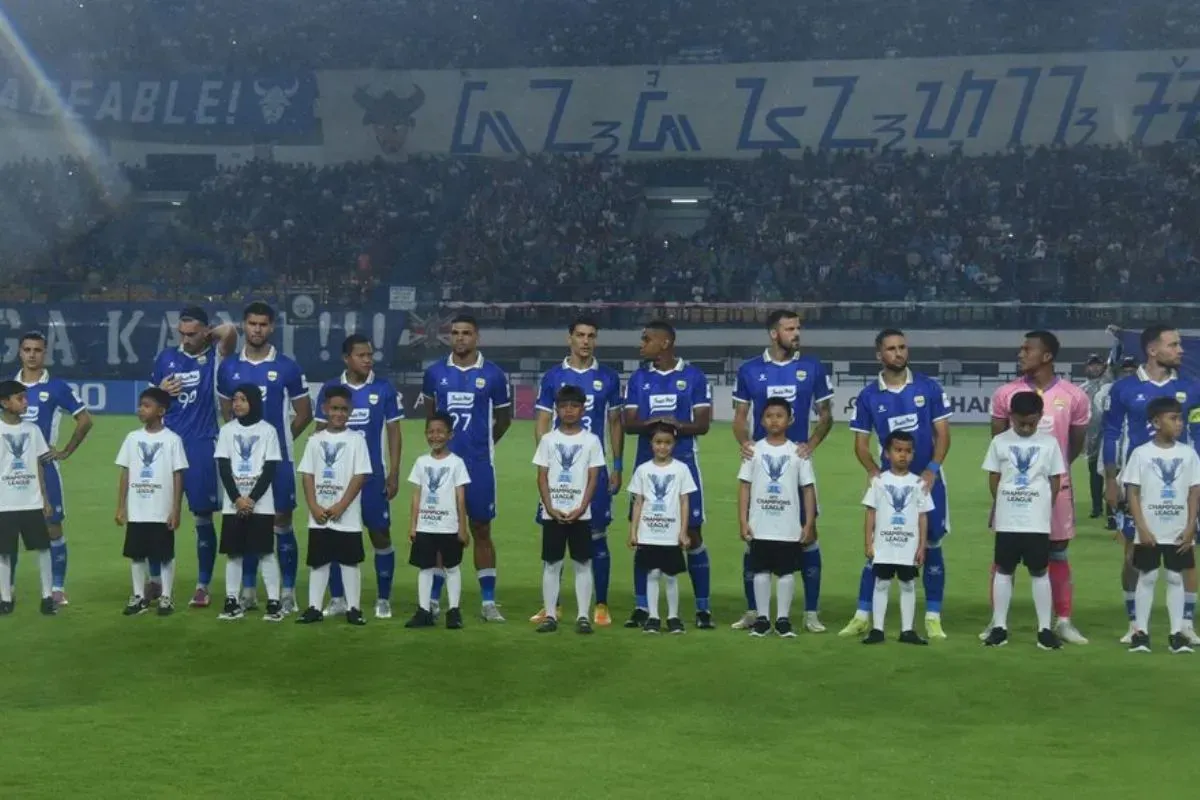 Skuad Persib Bandung saat tampil di kompetisi ACL 2 menghadapi Selangor FC. (Sumber: persib.co.id)