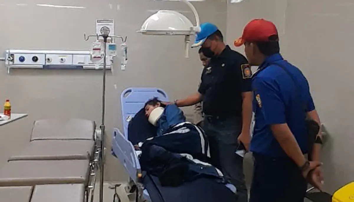 Petugas Damkar Kabupaten Bogor berinisial A saat menjalani perawatan di rumah sakit usai ditabrak pengendara motor saat sedang membersihkan tumpahan oli di Jalan Raya Cibungbulang. (Sumber: Dok Damkar Bogor)