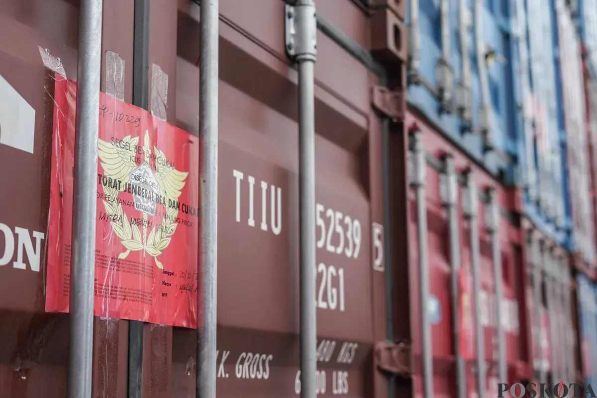 Kontainer yang disita terkait pelanggaran ekspor crude palm oil (CPO) di Pelabuhan Tanjung Priok, Jakarta Utara, Kamis 6 November 2025. (Sumber: Poskota/Bilal Nugraha Ginanjar)