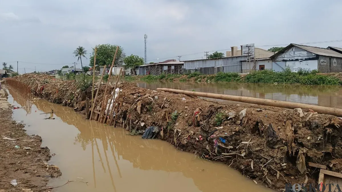 Kondisi Tanggul Kali Srengseng di Desa Sukamanah, Kecamatan Sukatani, Kabupaten Bekasi, pascajebol, Sabtu, 1 November 2025. (Sumber: Poskota/Nurpini Aulia Rapika)