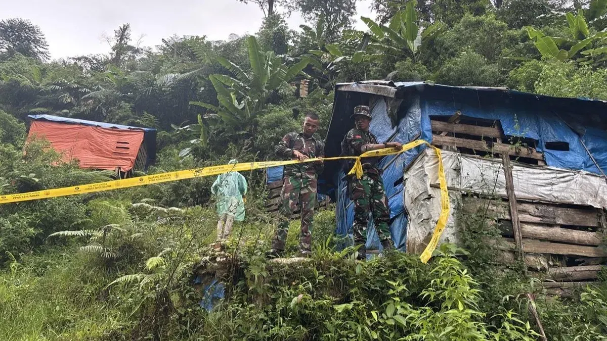 Petugas menyegel tenda biru, penambang emas ilegal di kawasan TNGHS, Kecamatan Sukajaya, Kabupaten Bogor. (Sumber: Dok. Kemenhut)