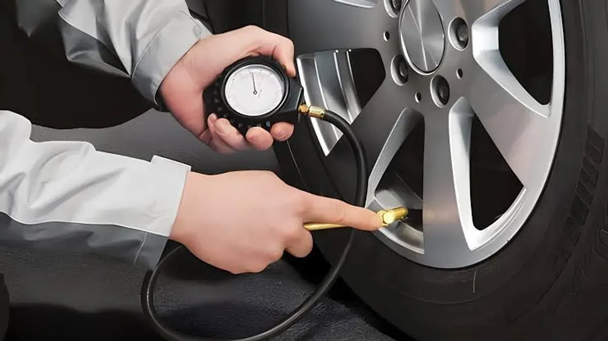 Ilustrasi menjaga tekanan angin agar terhindar dari kecelakaan fatal. (Sumber: Freepik)