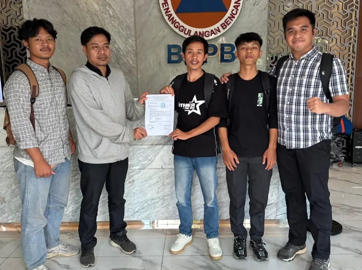 Sejumlah warga Lebakgedong di Kabupaten Lebak, saat menyerahkan surat audiensi ke BNPB. (Sumber: Istimewa)