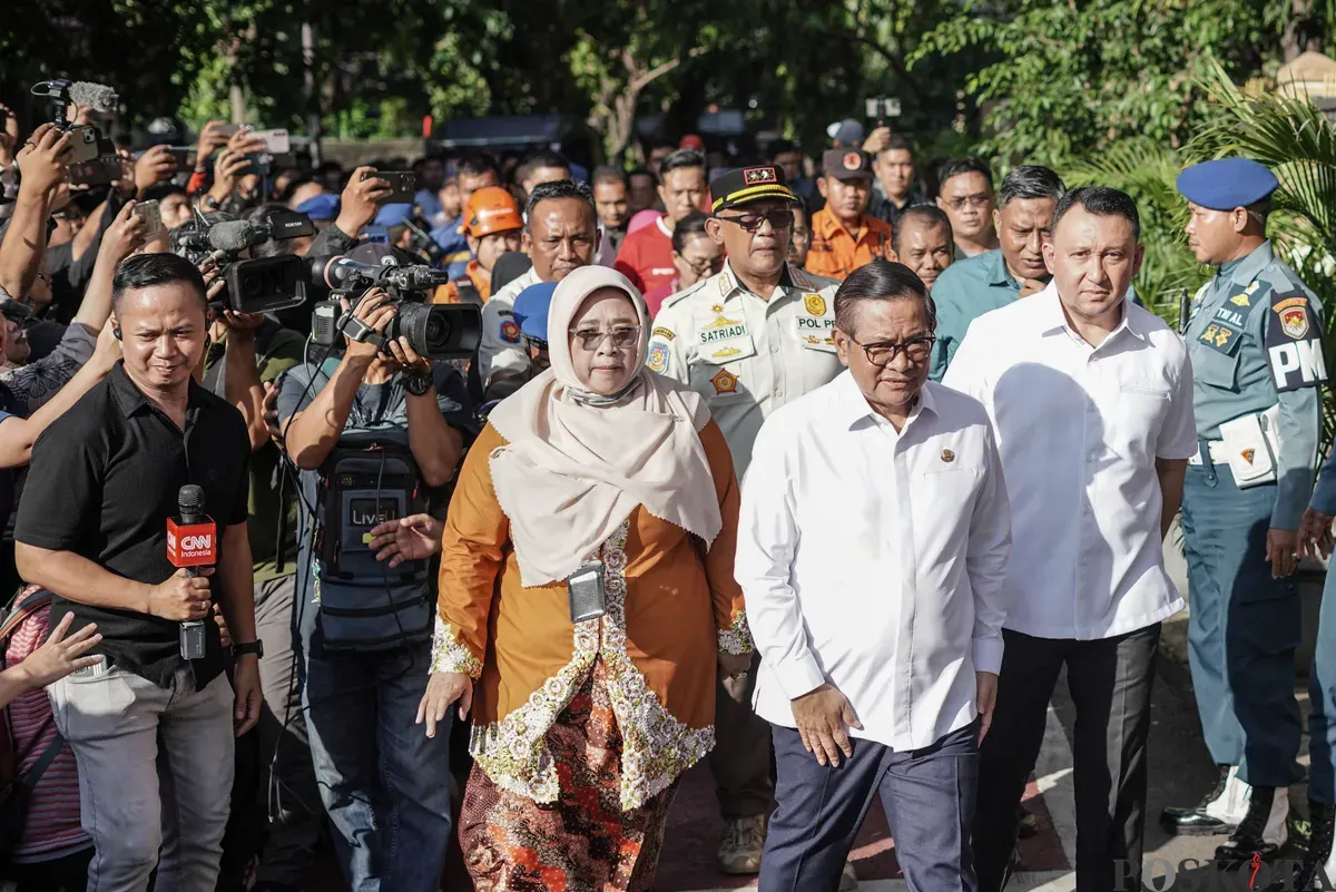 Gubernur Jakarta, Pramono Anung meninjau lokasi ledakan di SMAN 72 Jakarta, Kelapa Gading Barat, Jakarta Utara, Jumat, 7 November 2025. (Sumber: Poskota/Bilal Nugraha Ginanjar)