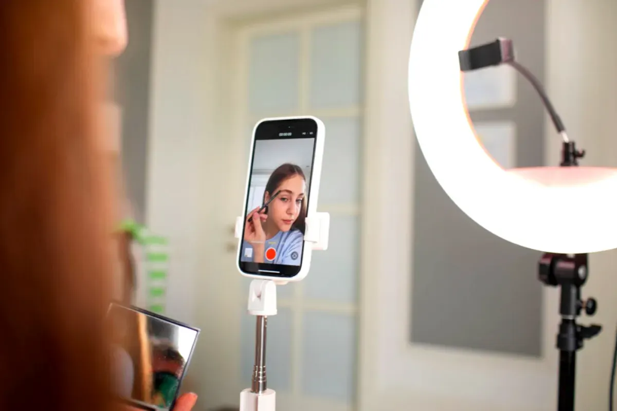 Ilustrasi membuat konten TikTok menggunakan HP. (Sumber: Freepik)