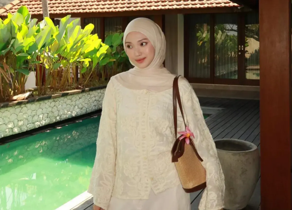 Selebgram Jule Prastini menjadi sorotan tajam publik setelah muncul dugaan bahwa dirinya melepas hijab pasca kabar perselingkuhannya dengan pria bernama Safrie Ramadan. (Sumber: Instagram/@juliaprt7)