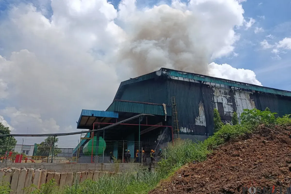 PT Pengolahan Limbah Industri Bekasi, Jalan Pangkalan 2, Kelurahan Sumurbatu, Kecamatan Bantargebang, Kota Bekasi, terbakar, Jumat, 7 November 2025. (Sumber: Poskota/Nurpini Aulia Rapika)