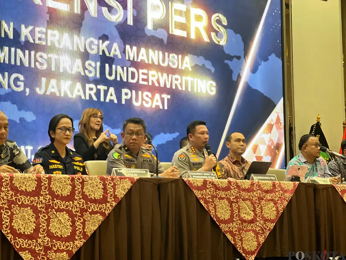 Konferensi pers di Rumah Sakit Polri Kramat Jati, terkait pengungkapan identitas dua kerangka manusia yang ditemukan di Gedung ACC, Kwitang, Jakarta Pusat. (Sumber: Poskota/Ali Mansur)