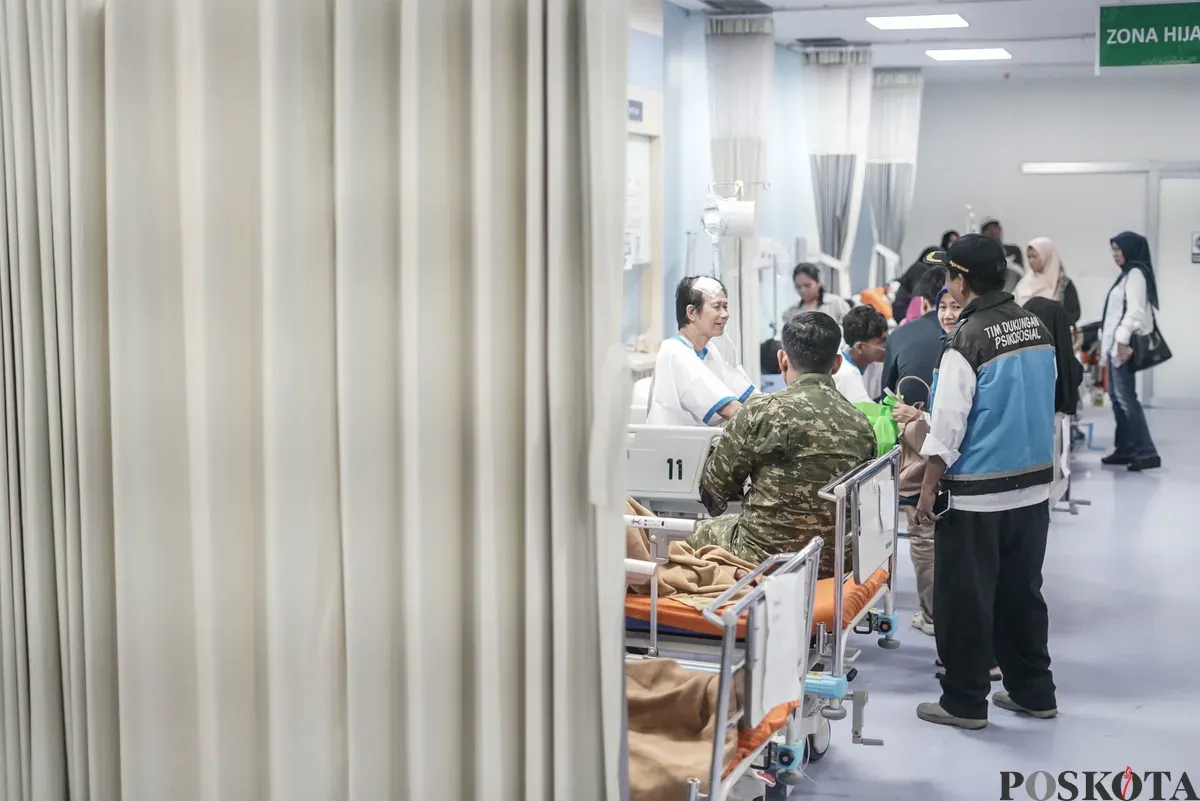 Korban ledakan SMAN 72 Jakarta dilarikan ke IGD RS Islam Cempaka Putih, Jakarta Pusat, Jumat, 7 November 2025. (Sumber: Poskota/Bilal Nugraha Ginanjar)