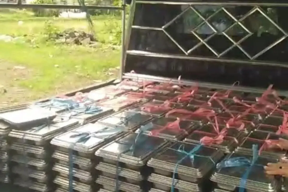 Ratusan paket MBG yang hendak didistribusikan dengan menggunakan kendaraan bak terbuka di Menes, Kabupaten Pandeglang. (Sumber: Dok. Warga)