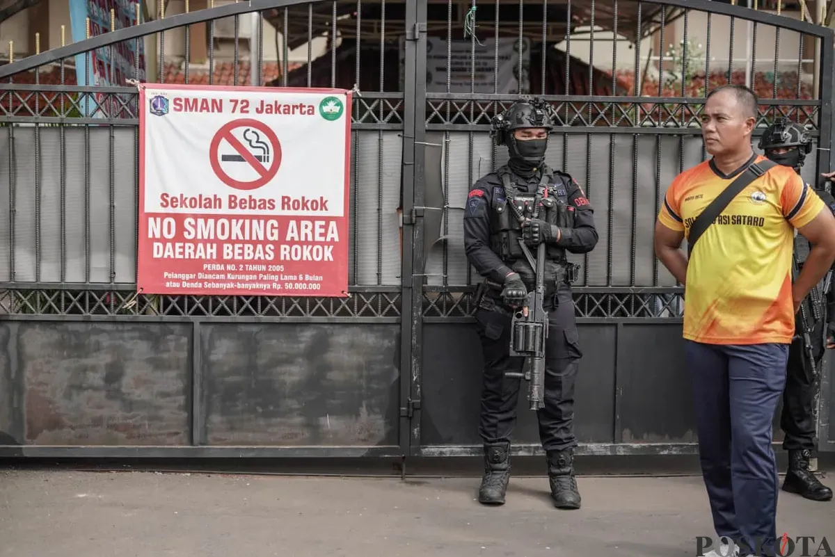 Situasi di depan gerbang SMAN 72 Jakarta, Kelapa Gading Selatan, Jakarta Utara, Jumat, 7 November 2025. (Sumber: Poskota/Bilal Nugraha Ginanjar)
