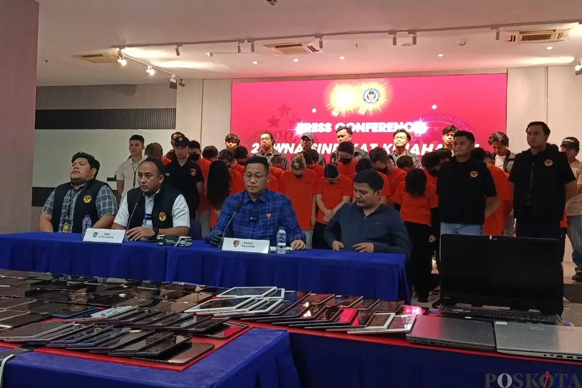 Pengungkapan kasus penipuan online lintas negara yang dilakukan 27 WNA China di Kantor Imigrasi Kelas I Non-TPI Kota Bekasi, Jumat, 7 November 2025. (Sumber: Poskota/Nurpini Aulia Rapika)