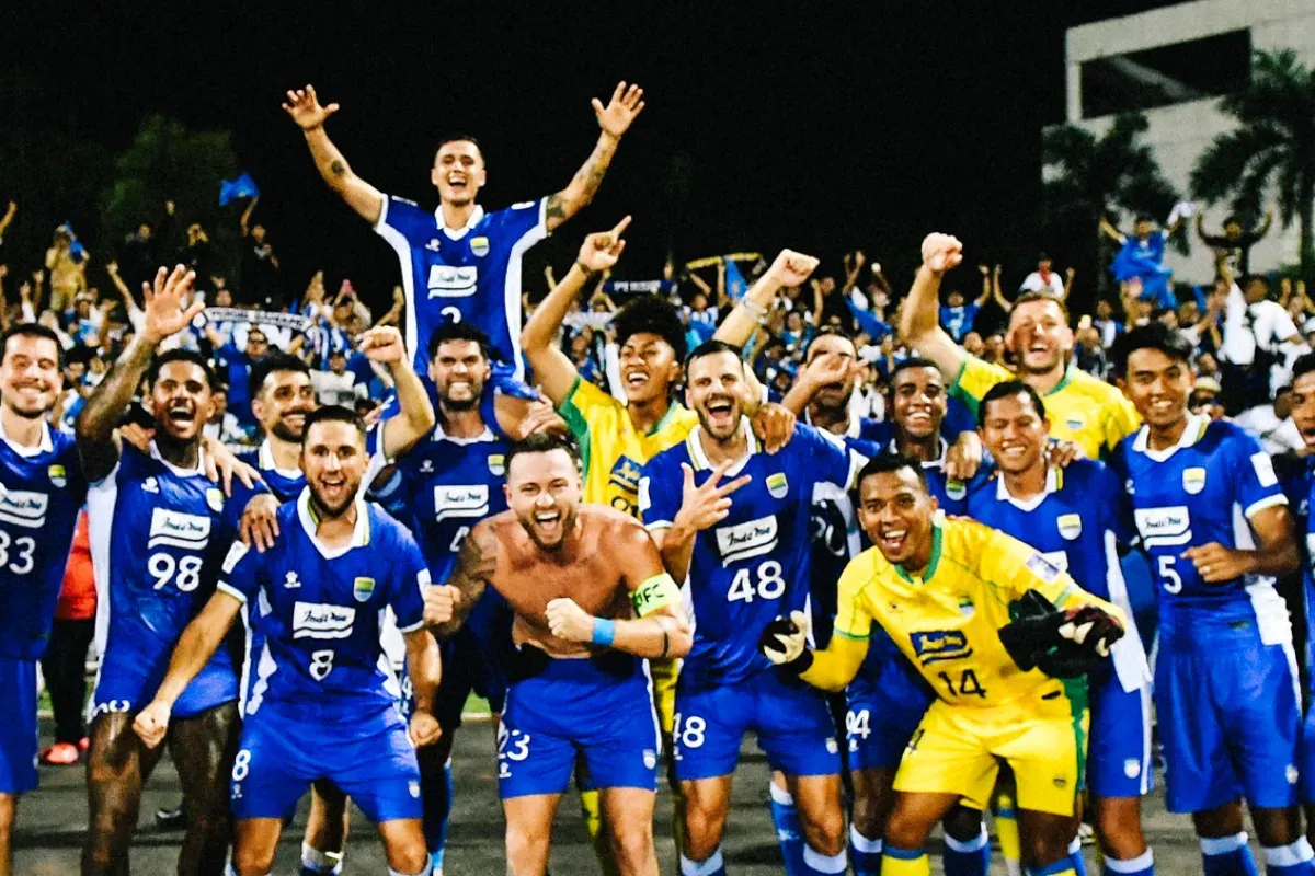 Potret pemain Persib Bandung merayakan kemenangan atas Selangor FC di ACL 2. (Sumber: Instagram/marcklok)